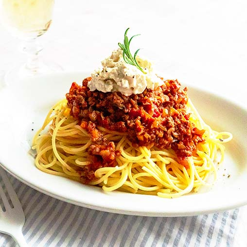 ミートソースパスタのケスクレームオリーブ添え