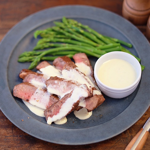 牛肉のステーキ ロックフォールソース